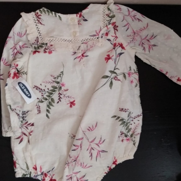 Spring Floral Dotted Embossed Beige Ruffle Longsleeve Bodysuit Sz 12-18 months - Picture 6 of 6